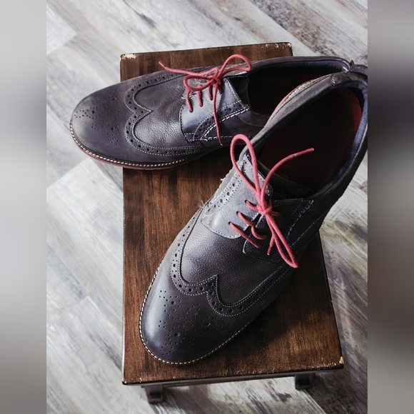 Rockport Men\'s Gray Wingtip Oxfords with Red Laces